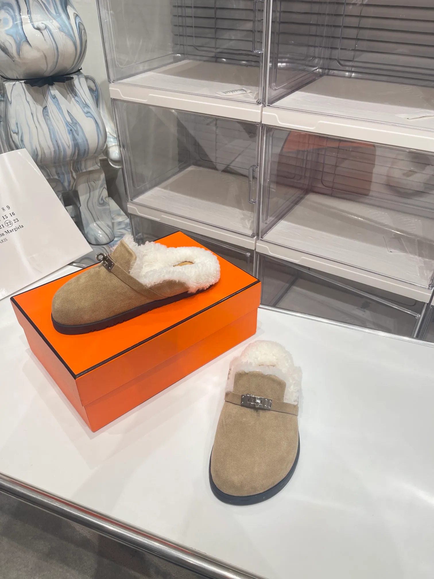 【HERMESG】Furry mop P: 580💰 ●Number of sizes: Men 39-44 (45 custom-made) Women 35-40 (41.42 custom-made) HERMES Hermès cute half-movers.  Classic family language design! It looks good no matter how you match it! Casual and high-end feeling, the comfort is also great, paired with various colorful socks, it has a trendy high-end feel. The top version is made of high-quality real wool ●Upper: imported cow suede ●Inner: imported sheepskin one piece ●Foot: imported mixed sheepskin ●Outsole: Tpu non-slip and wear-resistant outsole.